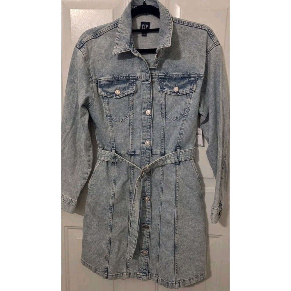 Gap denim shirt dress in a light wash with a belted waist - Size Small